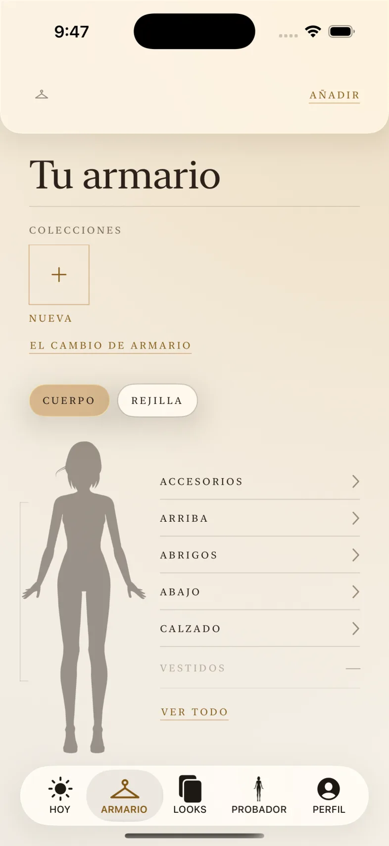 La pantalla del armario: arriba las colecciones, todavía ninguna, y el cambio de armario; debajo, la figura del cuerpo y a su lado las seis zonas —accesorios, arriba, abrigos, abajo, calzado y vestidos, esta última apagada porque no tiene nada dentro—.